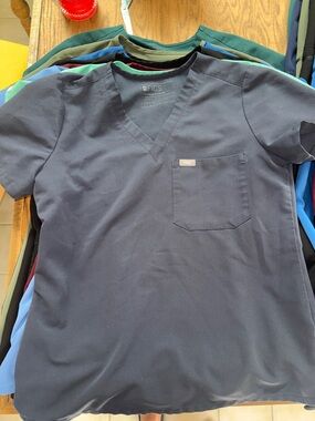 Figs women's slate grey V-Neck Pocket Tee and Zamora jogger bottom size small